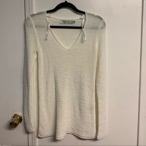 WHITE SWEATER SIZE XS RUNS BIG